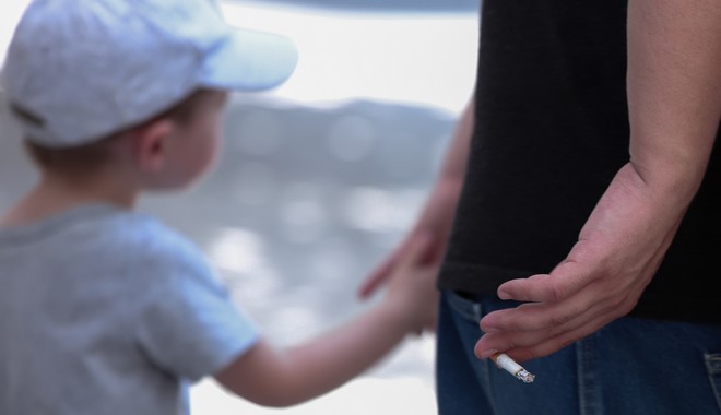 Αντικαπνιστικό νομοσχέδιο: Η ΕΛΑΣ στους ελέγχους – Απαγόρευση καπνίσματος σε υπαίθριους χώρους για ανήλικους