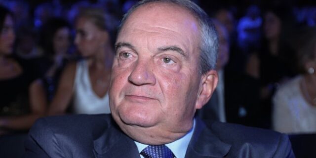 Ο Κώστας Καραμανλής υπερασπίζεται την πολιτική της κυβέρνησής του σε εξωτερική πολιτική και οικονομία