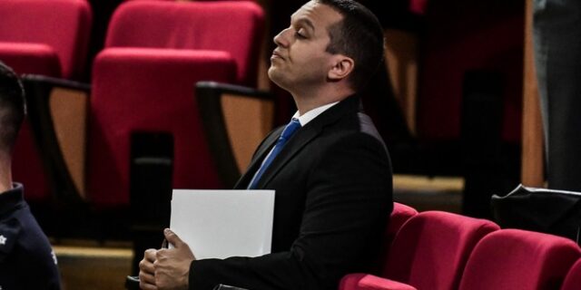 Δίκη Χρυσής Αυγής: Ο Κασιδιάρης τώρα καταδικάζει τη βία – “Ιστορική κριτική” τα άρθρα για τον Χίτλερ