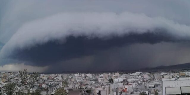 Καιρός: Αυτά είναι τα καταιγιδοφόρα σύννεφα που σκέπασαν την Αθήνα