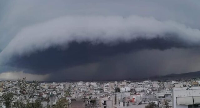 Καιρός: Αυτά είναι τα καταιγιδοφόρα σύννεφα που σκέπασαν την Αθήνα
