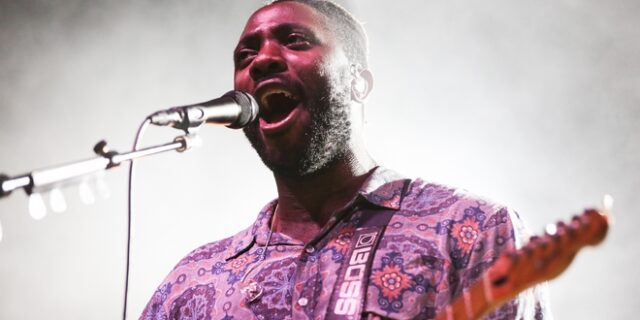 Kele Okereke: “Δεν έχω βιώσει ξανά τόσο διαδεδομένο ρατσισμό όσο τώρα στην εποχή του Brexit”
