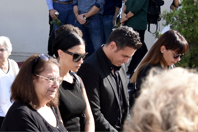 Συντετριμμένος ο Δημήτρης Ουγγαρέζος στην κηδεία της μητέρας του
