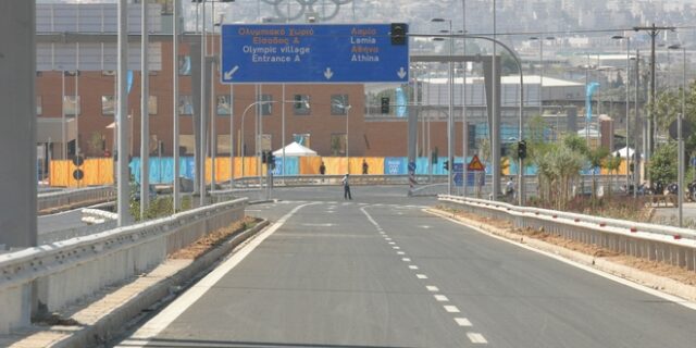 Άνδρας απειλεί να πέσει από πεζογέφυρα στη Λεωφόρο Κύμης