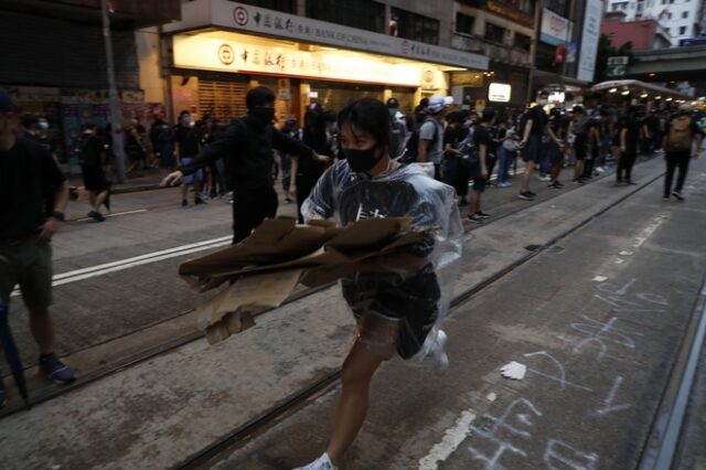 “Χάος” στο Χονγκ Κονγκ: Δίκες διαδηλωτών που φορούν μάσκες, κλειστά μετρό και αιματηρές συγκρούσεις
