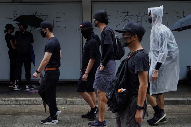 Χονγκ Κονγκ: Συνολικά 77 άνθρωποι έχουν συλληφθεί για χρήση μάσκας σε διαδηλώσεις
