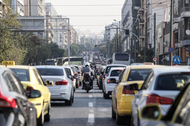 Κίνηση στους δρόμους: Κυκλοφοριακό “χάος” στην Αθήνα από πορείες και συγκεντρώσεις