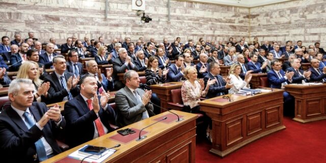 Ο Μητσοτάκης σημείωσε ποιοι καπνιστές βουλευτές χειροκρότησαν για τον αντικαπνιστικό