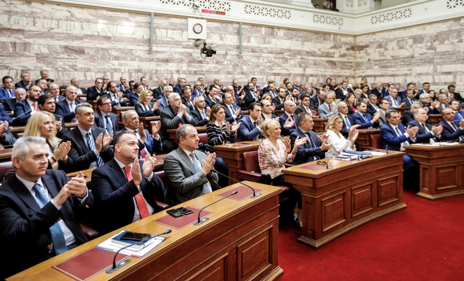 Ο Μητσοτάκης σημείωσε ποιοι καπνιστές βουλευτές χειροκρότησαν για τον αντικαπνιστικό