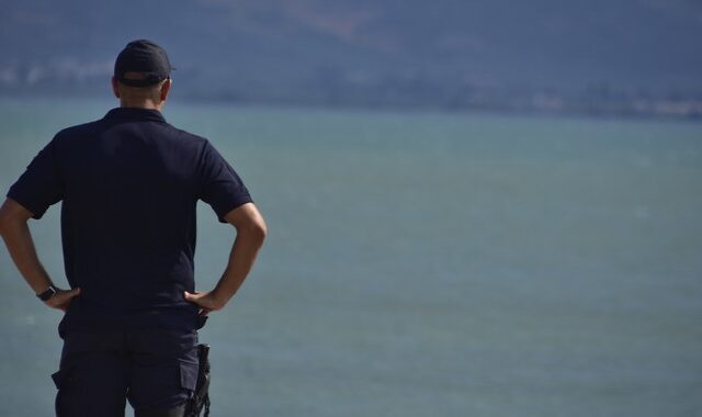 Εκπυρσοκρότησε όπλο λιμενικού και τραυμάτισε συνάδελφό του