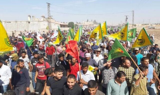 Αγωνία στη Συρία: Έτοιμοι για εισβολή οι Τούρκοι – Στους δρόμους οι Κούρδοι