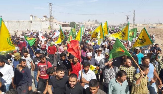Αγωνία στη Συρία: Έτοιμοι για εισβολή οι Τούρκοι – Στους δρόμους οι Κούρδοι