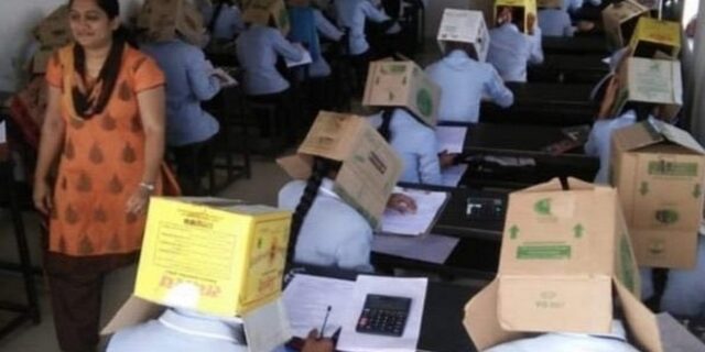 Σάλος στην Ινδία: Έβαλαν κούτες σε κεφάλια μαθητών για να μην αντιγράφουν