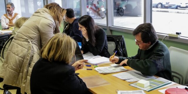 Προσοχή στις βεβαιώσεις αποδοχών: Τα λάθη κρύβουν πρόσθετο φόρο και πρόστιμα
