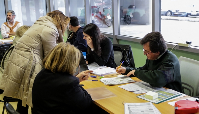 Προσοχή στις βεβαιώσεις αποδοχών: Τα λάθη κρύβουν πρόσθετο φόρο και πρόστιμα