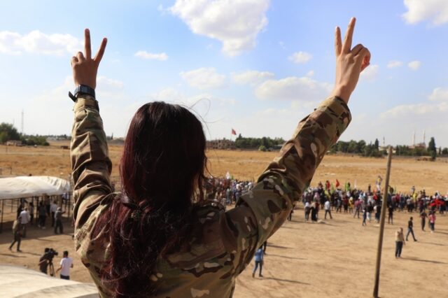 Οι Κούρδοι ρίχνονται στη μάχη ακούγοντας Rage against the machine