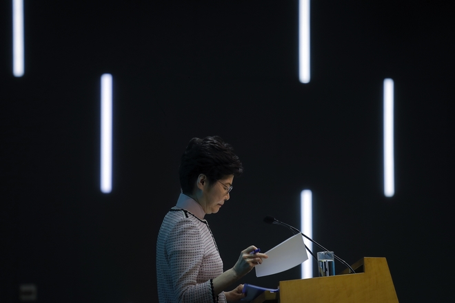 Χονγκ Κονγκ: “Μπλόκο” στην ετήσια ομιλία της Κάρι Λαμ από βουλευτές – Την έκανε μέσω βίντεο