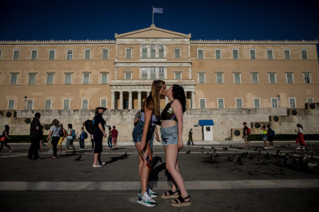 LGBT: Πόσο άνετα νιώθουν οι Έλληνες αν δουν δύο γυναίκες να φιλιούνται στο δρόμο