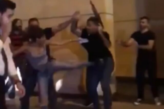 Λίβανος: Γυναίκα κλωτσάει ανάμεσα στα πόδια οπλισμένο σωματοφύλακα υπουργού και γίνεται σύμβολο