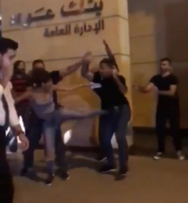 Λίβανος: Γυναίκα κλωτσάει ανάμεσα στα πόδια οπλισμένο σωματοφύλακα υπουργού και γίνεται σύμβολο
