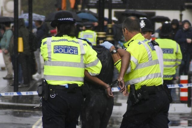 Λονδίνο: Άνδρας περιλούστηκε με βενζίνη κι απειλούσε να πυρποληθεί έξω από το κοινοβούλιο