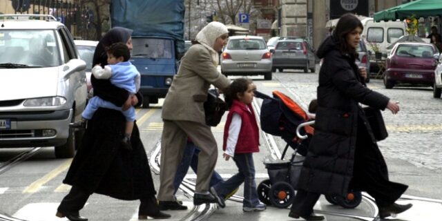 Γαλλία: Η μουσουλμανική μαντίλα επανέρχεται στον δημόσιο διάλογο