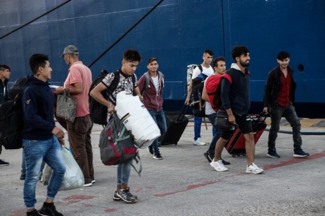 Στον Πειραιά 225 πρόσφυγες και μετανάστες από τα νησιά του Αιγαίου