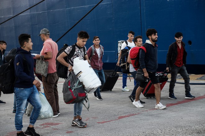 Στον Πειραιά 225 πρόσφυγες και μετανάστες από τα νησιά του Αιγαίου