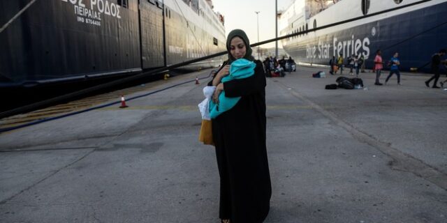 Έφτασαν στο λιμάνι του Πειραιά 215 μετανάστες από τη Μόρια