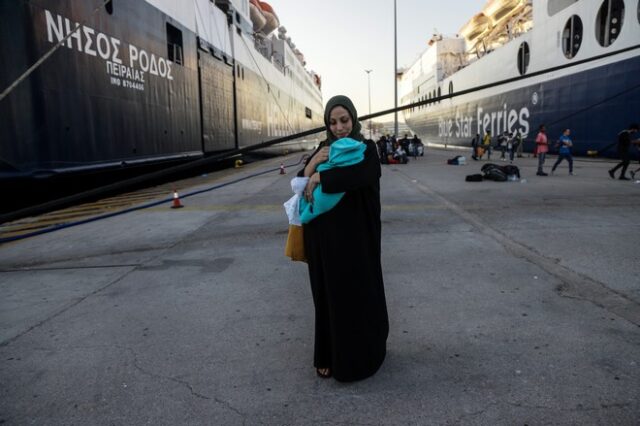Έφτασαν στο λιμάνι του Πειραιά 215 μετανάστες από τη Μόρια