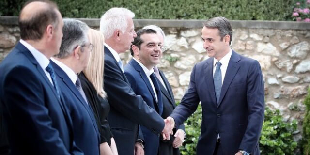 Υπόγειες διαβουλεύσεις ενόψει των κρίσιμων τετ α τετ του πρωθυπουργού με τους πολιτικούς αρχηγούς
