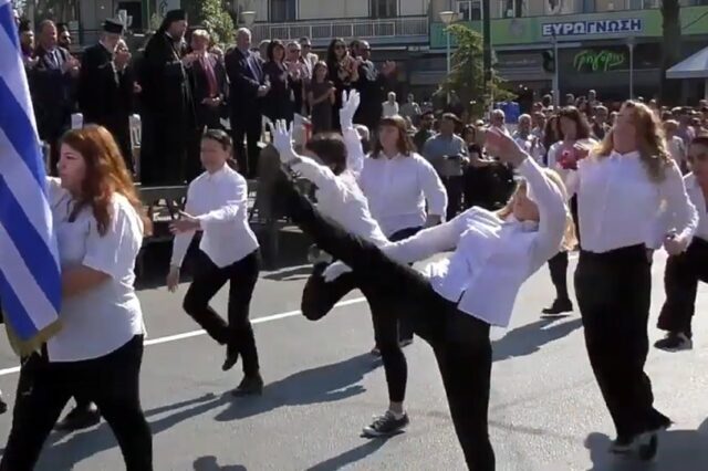 “Προσβολή της σημαίας” η αλά Monty Python παρέλαση λένε Μητροπολίτης και δήμαρχος Ν.Φιλαδέλφειας