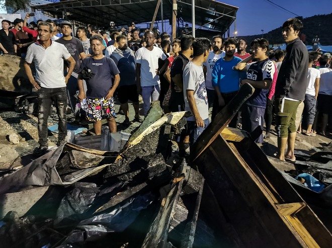 Μόρια: Νέα διαμαρτυρία με αναπαράσταση του θανάτου της Αφγανής στη φωτιά