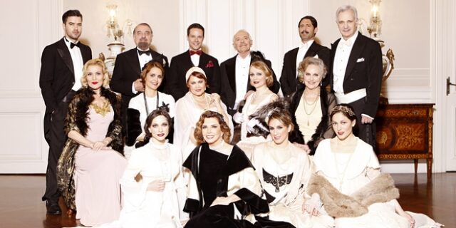 Κι από Σμύρνη… Σαλονίκη: Η Μιμή Ντενίση επανέρχεται θεατρικά με το δράμα της Μικρασιατικής Καταστροφής