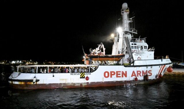 Λέσβος: Κάτοικοι εμπόδισαν το σκάφος “Open Arms” να δέσει στην Σκάλα Συκαμιάς
