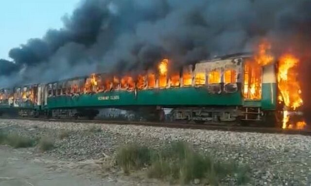 Πακιστάν: Φωτιά σε τρένο με δεκάδες νεκρούς και τραυματίες