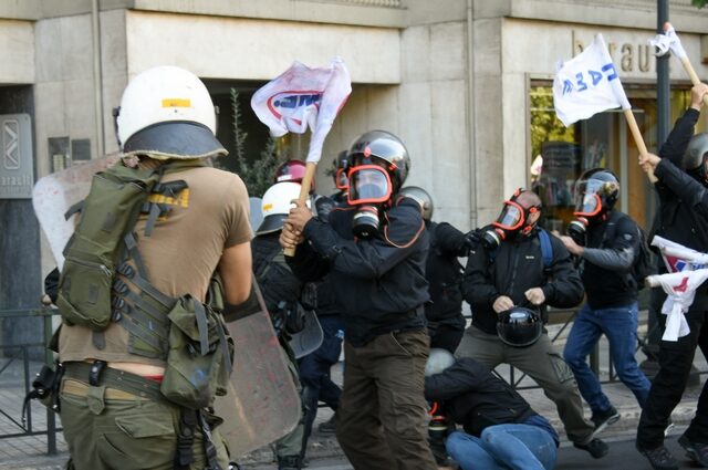 Πορεία για τον Πομπέο: Μπογιές και χημικά στο Άγαλμα του Τρούμαν