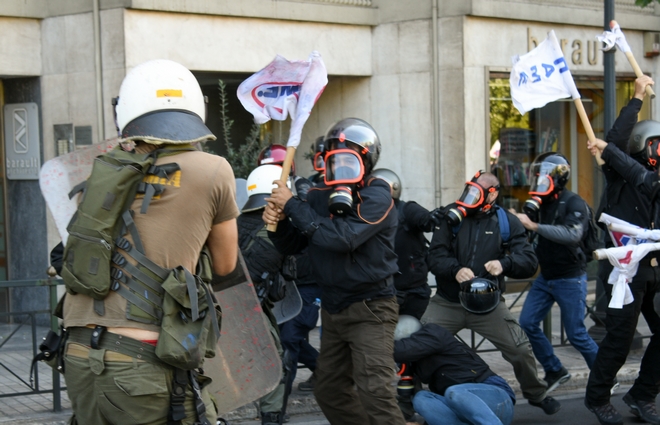 Πορεία για τον Πομπέο: Μπογιές και χημικά στο Άγαλμα του Τρούμαν