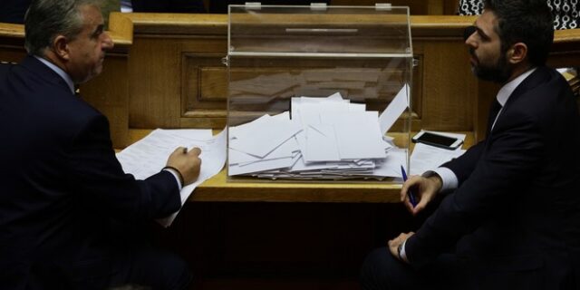 ΝΔ και ΚΙΝΑΛ “ψάχνουν” τις έξι διαρροές από την ψηφοφορία για τον Παπαγγελόπουλο