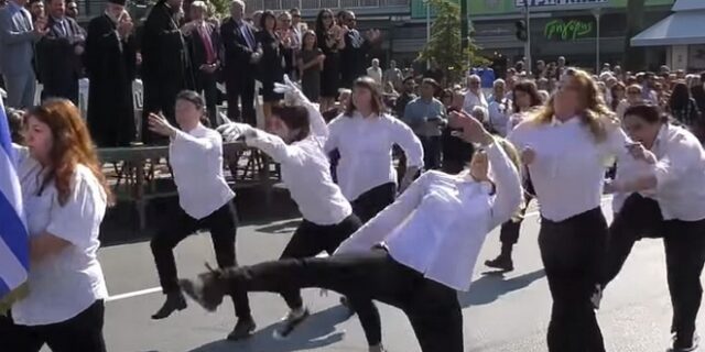Νέα Φιλαδέλφεια: Σάλος με την παρέλαση “αλά Monty Python”
