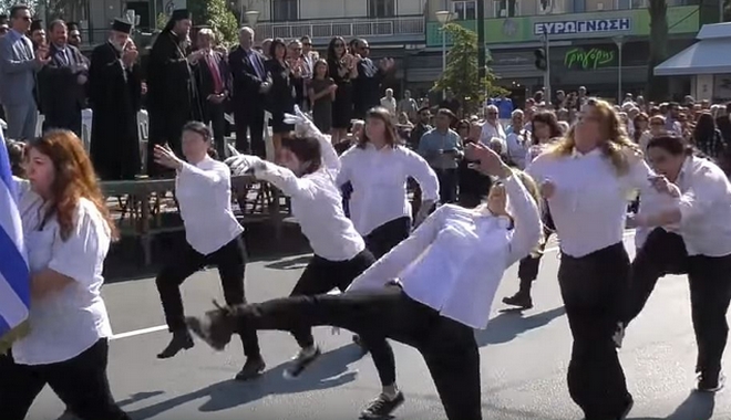 Νέα Φιλαδέλφεια: Σάλος με την παρέλαση “αλά Monty Python”