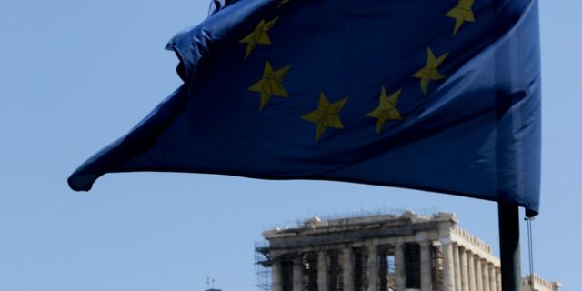 Economist: Η Ελλάδα πρέπει να λάβει μια μεγάλη ελάφρυνση χρέους