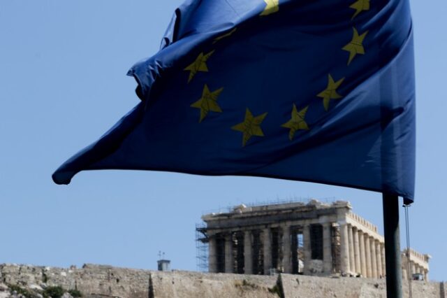 Economist: Η Ελλάδα πρέπει να λάβει μια μεγάλη ελάφρυνση χρέους