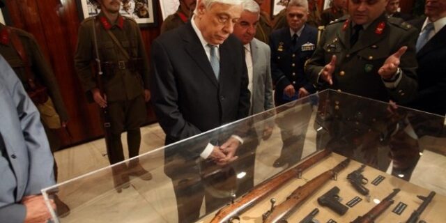 Έκθεση με προσωπικά αντικείμενα πεσόντων του 1940 εγκαινίασε ο Προκόπης Παυλόπουλος