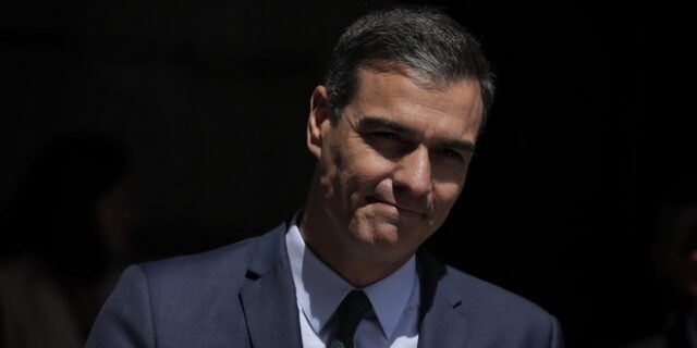 Πέδρο Σάντσεθ: “Ο ηγέτης της Καταλονίας πρέπει να καταδικάσει τη βία”