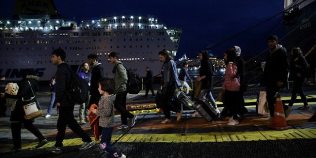 Στο λιμάνι του Πειραιά με το “Διαγόρας” 367 μετανάστες και πρόσφυγες από τη Μυτιλήνη