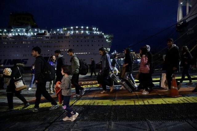 Στον Πειραιά κατέπλευσε το “Νήσος Σάμος” με 57 πρόσφυγες από Μυτιλήνη και Χίο