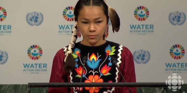 Συγκινεί 15χρονη Ινδιάνα: Δεν μπορούμε να τρεφόμαστε με χρήμα και να πίνουμε πετρέλαιο