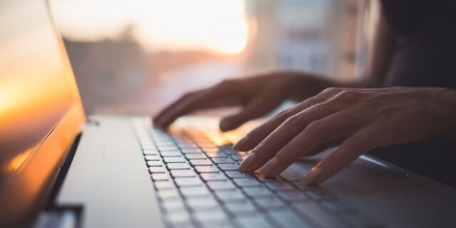 Ρεκόρ ταχύτητας στο πληκτρολόγιο: Οι νέοι γράφουν 10 λέξεις το λεπτό πιο γρήγορα