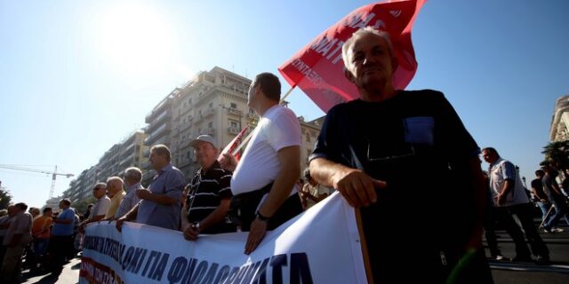 Σε κλοιό κινητοποιήσεων το κέντρο της Αθήνας: Εργαζόμενοι και φοιτητές πραγματοποιούν έξι πορείες διαμαρτυρίας